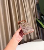 Guess 17 Pro Max Telefon Kılıfı - Görsel 2